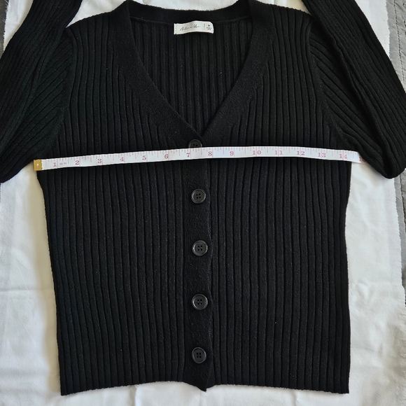 Black Ribbed V-neck Button-Up Cardigan - Picture 6 of 7